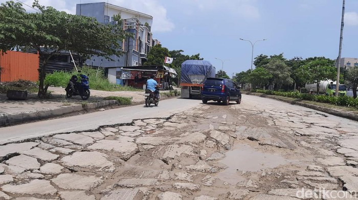 Jalan Lingkar Selatan (JLS) yang merupakan jalur wisata ke Anyer, Banten, rusak. Kondisi beton jalan tersebut tampak retak-retak dan membahayakan pengendara. (M Iqbal/detikcom)
