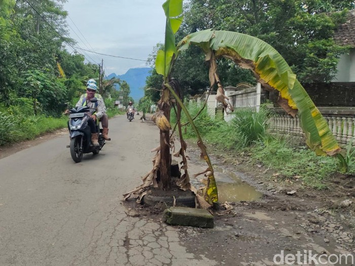 jalan rusak kediri