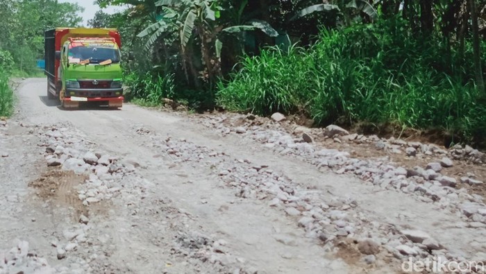 Jalur evakuasi dan wisata Deles Indah, rusak parah