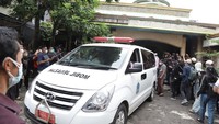 Jenazah Dorce Gamalama tiba di Masjid Al-Hayyu, Lubang Buaya, Jakarta Timur. Foto: Palevi/detikcom