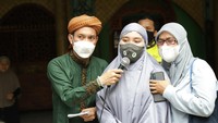 Jenazah Dorce Gamalama disambut oleh perwakilan keluarga. Foto: Palevi/detikcom