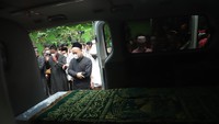 Jenazah Dorce Gamalama tidak diturunkan saat salat berlangsung, tetap berada di dalam ambulans. Foto: Palevi/detikcom