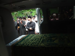 Air Mata Keluarga Tumpah di Pemakaman Dorce Gamalama