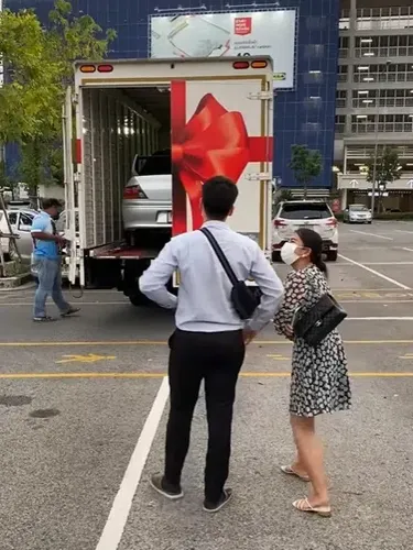Wanita belikan pacar mobil Mitsubishi Evo 8 untuk kado Valentine.