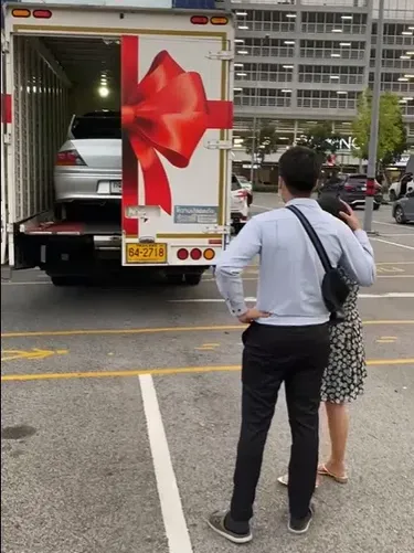 Wanita belikan pacar mobil Mitsubishi Evo 8 untuk kado Valentine.