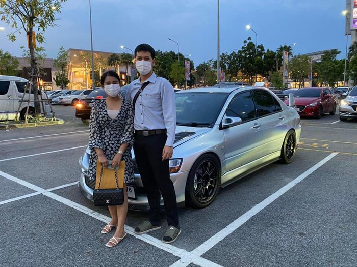 Kado Valentine Mobil Wanita belikan pacar mobil Mitsubishi Evo 8 untuk kado Valentine.
