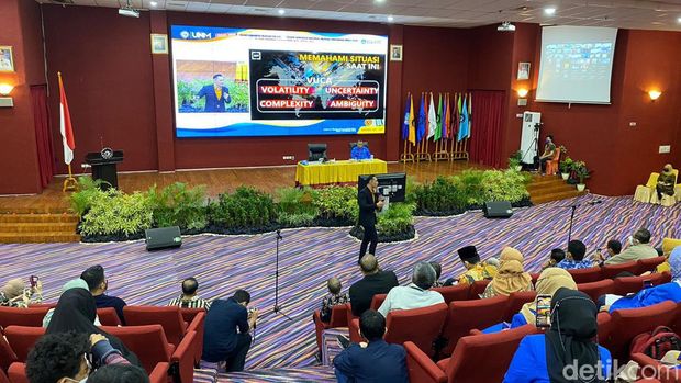 Kandidat Ketua Demokrat Sulsel IAS dan Ulla mengawal AHY mengisi kuliah umum di UNM. (Isman/detikcom)