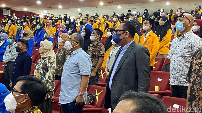 Kandidat Ketua Demokrat Sulsel IAS dan Ulla mengawal AHY mengisi kuliah umum di UNM. (Isman/detikcom)