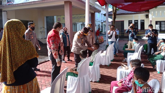 Kapolda Jabar Irjen Suntana meninjau pelaksanaan vaksinasi di Pangandaran.