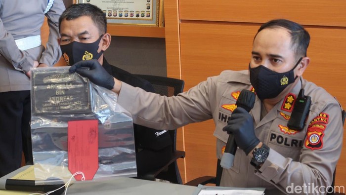 Kapolres Bantul AKBP Ihsan menunjukkan barang bukti nisan makam bayi, Rabu (16/2/2022).