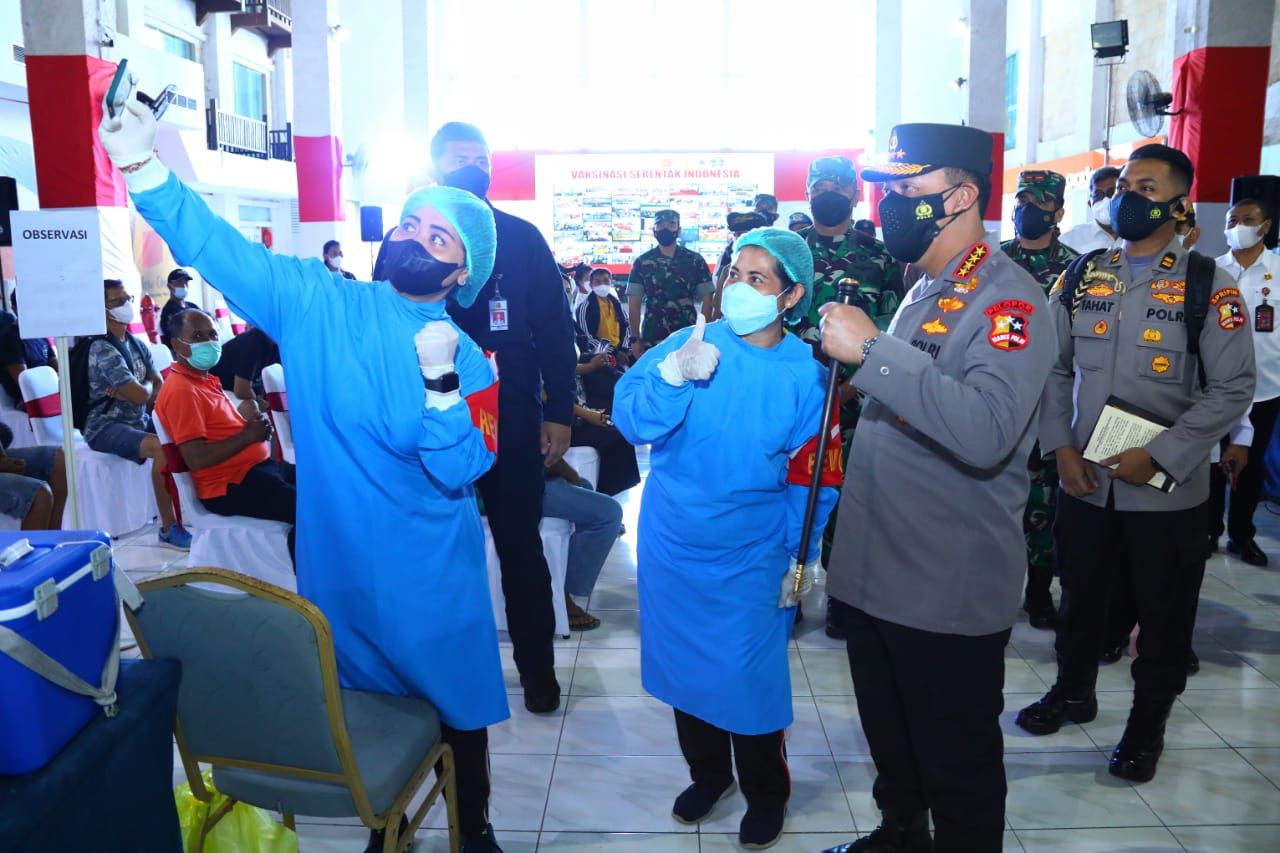 Kapolri Jenderal Listyo Sigit Prabowo meninjau vaksinasi serentak di Bali