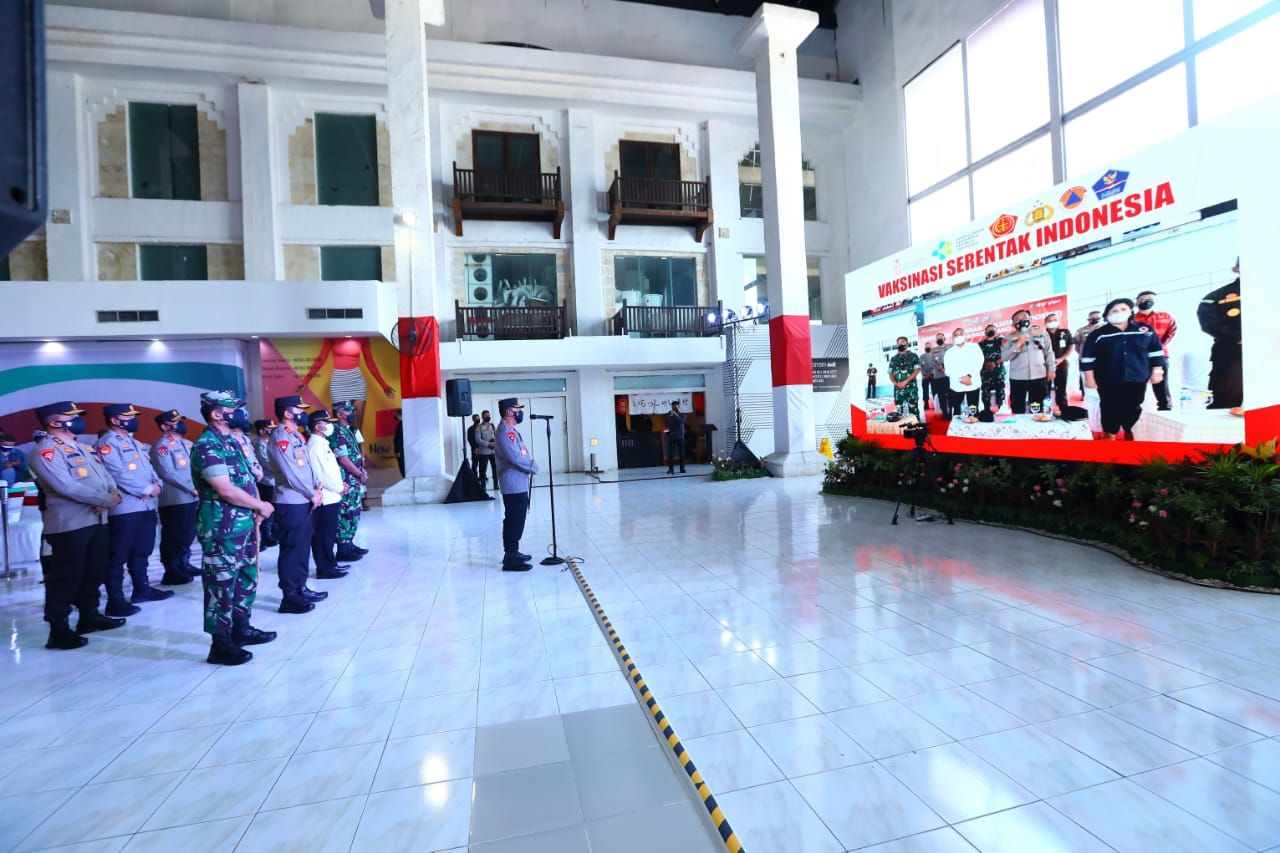 Kapolri Jenderal Listyo Sigit Prabowo meninjau vaksinasi serentak di Bali