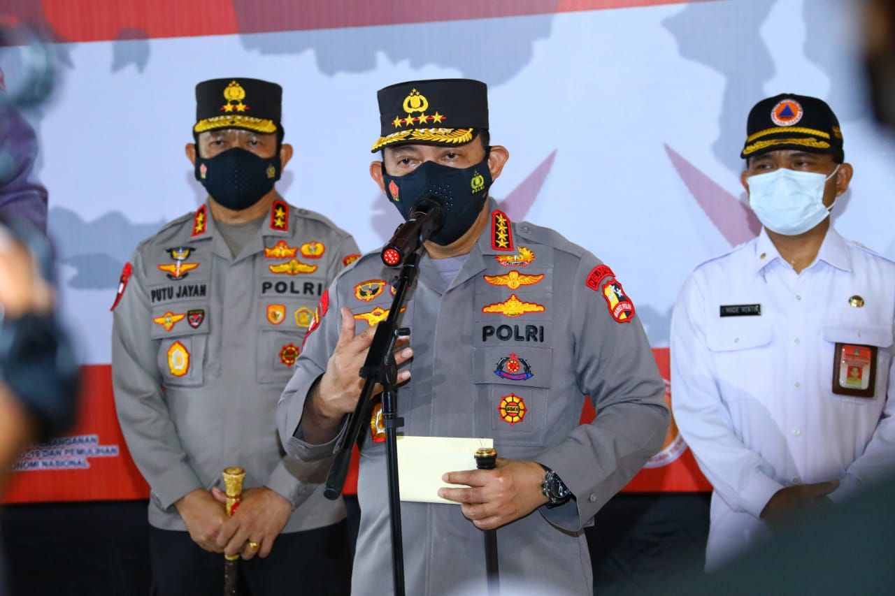 Kapolri Jenderal Listyo Sigit Prabowo meninjau vaksinasi serentak di Bali