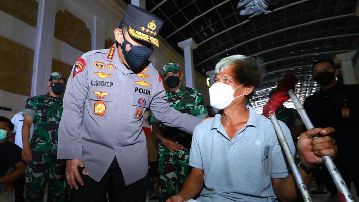 Kapolri Jenderal Listyo Sigit Prabowo meninjau vaksinasi serentak di Bali