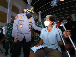 Tinjau Vaksinasi Serentak, Kapolri Ingatkan Vaksin Penting untuk Atasi Omicron