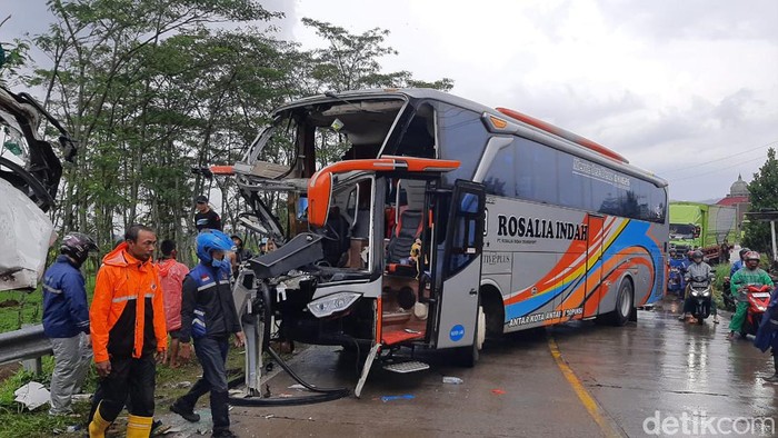 Kecelakaan antara bus Rosalia Indah vs truk di Bumiayyu, Brebes, Rabu (16/2/2022).