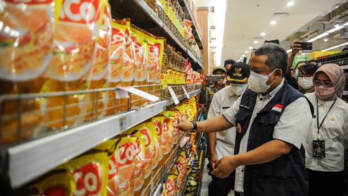 Pedagang menjual minyak goreng dalam kemasan di salah satu kios di Pasar PSPT Tebet, Jakarta, Rabu (16/2/2022). Sejumlah pedagang di beberapa pasar maupun minimarket di Jakarta mengaku kewalahan memenuhi permintaan minyak goreng dari pelanggan karena mereka kesulitan dalam mendapatkan pasokan minyak goreng dari agen. ANTARA FOTO/Aditya Pradana Putra/foc.