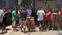 Di Pasar Lama Kota Serang, Banten, Rabu (16/2/2022), warga terlihat antre menunggu giliran untuk membeli minyak goreng dalam kemasan kardus saat operasi pasar. ANTARA FOTO/Asep Fathulrahman.