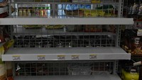 Sementara itu di Jakarta, beberapa rak penjualan minyak goreng hanya terisi bagian atas di salah satu minimarket. ANTARA FOTO/Aditya Pradana Putra.
