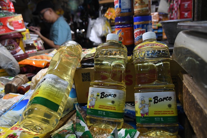 Pedagang menjual minyak goreng dalam kemasan di salah satu kios di Pasar PSPT Tebet, Jakarta, Rabu (16/2/2022). Sejumlah pedagang di beberapa pasar maupun minimarket di Jakarta mengaku kewalahan memenuhi permintaan minyak goreng dari pelanggan karena mereka kesulitan dalam mendapatkan pasokan minyak goreng dari agen. ANTARA FOTO/Aditya Pradana Putra/foc.
