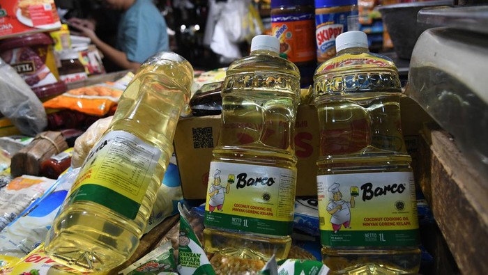 Pedagang menjual minyak goreng dalam kemasan di salah satu kios di Pasar PSPT Tebet, Jakarta, Rabu (16/2/2022). Sejumlah pedagang di beberapa pasar maupun minimarket di Jakarta mengaku kewalahan memenuhi permintaan minyak goreng dari pelanggan karena mereka kesulitan dalam mendapatkan pasokan minyak goreng dari agen. ANTARA FOTO/Aditya Pradana Putra/foc.
