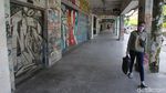 Kerja Keras Mempercantik Pertokoan Malioboro