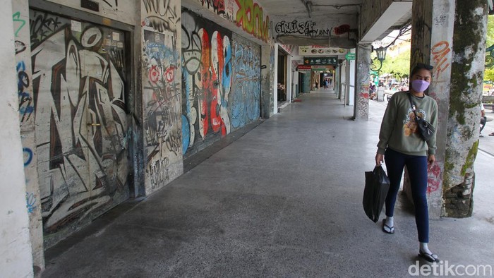 Pemkot Yogyakarta tengah mengencarkan penataan kawasan pertokoan di Malioboro. Hal itu dilakukan untuk memberikan kesan indah dan rapi.