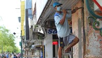 Karena di sepanjang Jalan Malioboro terdapat beberapa bangunan lama, seperti bangunan Apotik Kimia Farma dan Gedung Perpustakaan Nasional yang memiliki warna seragam.