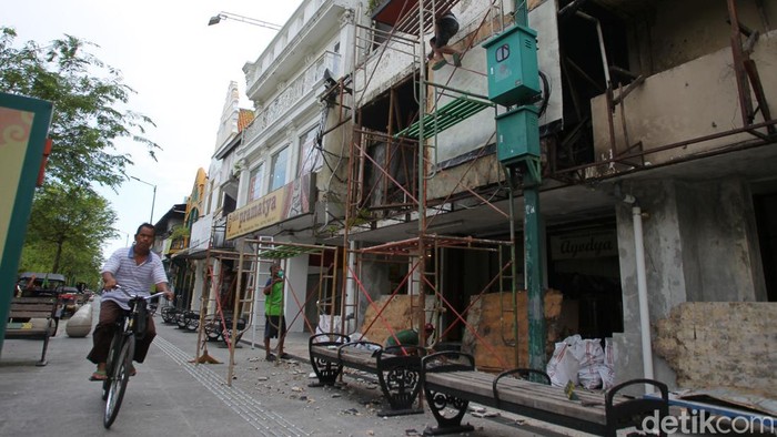Kerja Keras Mempercantik Pertokoan Malioboro Pemkot Yogyakarta tengah mengencarkan penataan kawasan pertokoan di Malioboro. Hal itu dilakukan untuk memberikan kesan indah dan rapi.