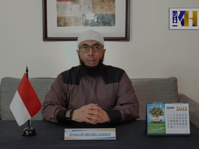 Ustaz Khalid Basalamah mengunggah video di kanal YouTube Khalid Basalamah Official, soal permintaan maaf dan klarifikasi tentang ceramah wayang haram, Senin (14/2/2022).