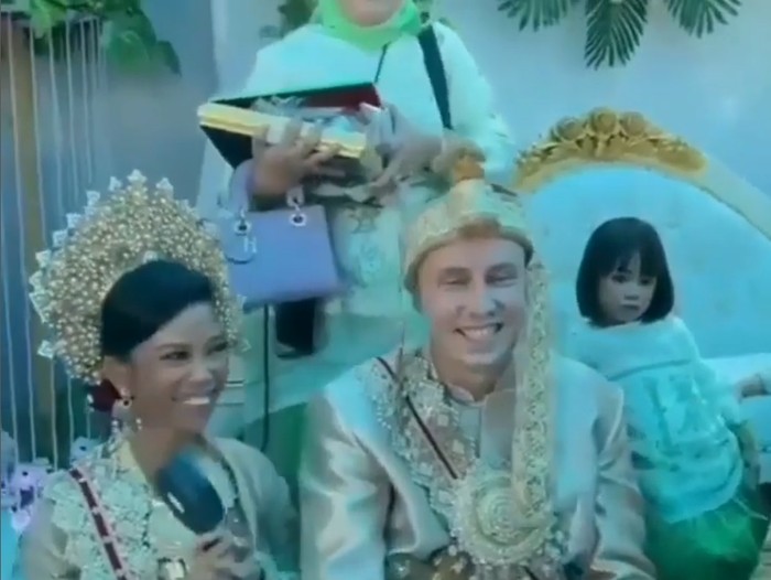 Kisah penghulu viral saat menikahkan wanita asal Indonesia dengan bule.