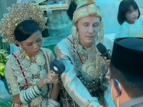 Kisah penghulu viral saat menikahkan wanita asal Indonesia dengan bule.