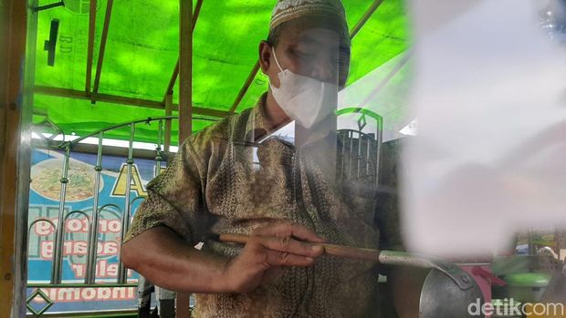 Kisah pria haji bareng istri hingga beli 2 rumah dari hasil jualan bakso keliling (detikSulsel/Nadhir Attamimi)