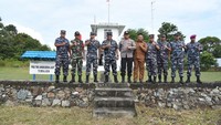 Kemudian pada hari kedua, Selasa (15/02), Komandan Lanlantamal XII beserta rombongan melaksanakan kunjungan kerja di Posal Paloh Desa Sebubus, Kec. Paloh Kab. Sambas  disambut Danposal Paloh Peltu Ttg Togianto.  Danposal Paloh menyampaikan beberapa permasalahan yang dihadapi antara lain tentang lahan yang dihibahkan oleh masyarakat kepada TNI AL pada tahun 2017 dimana letaknya berada disamping bangunan Posal Paloh, data awal sesuai SKT luas tanah mencapai 6900 m² setelah dilakukan pendataan oleh BPN Kab. Sambas ternyata luasnya berkurang menjadi 3000 m². 