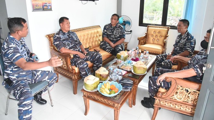 Komandan Lantamal XII Tinjau Posal Paloh dan Temajuk Kalbar Komandan Pangkalan Utama TNI AL XII (Danlantamal) XII, Laksamana Pertama TNI Suharto, yang didampingi Pejabat Utama Lantamal XII yang tergabung dalam rombongan kunjungan kerja Danlantamal XII guna meninjau Posal dan Posmat dalam jajaran Lantamal XII, dibagian utara wilayah kerja Lantamal XII, serta unsur Forkopimda Kab/Kota Kalbar. Rabu (16/02/2022).