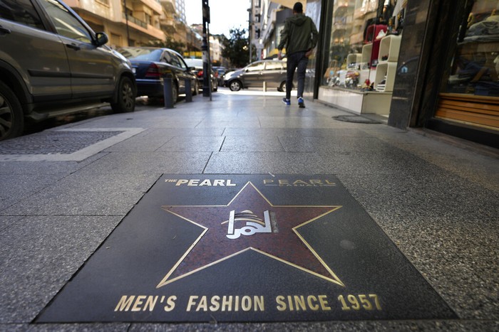 Hamra Street merupakan kawasan glamour. Pusat mode, film, butik internasional hingga destinasi turis bergengsi di tahun 60an hingga 70an. Saat ini mengalami masa kegelapan lantaran konflik panjang di Lebanon.