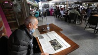 Pengunjung kedai kopi membaca koran di Hamra Street, Beirut, Lebanon, (12/1/2022).  Akibat konflik politik dan SARA yang berkepanjangan, suasana Hamra menjadi sepi dan tidak menunjukan kelasnya sebagai destinasi turis internasional.