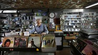 Michel Eid, 88 tahun, bekerja di toko musiknya, di Hamra Street, Beirut, Lebanon. Dari tokonya Eid menyaksikan naik turunnya Lebanon melalui perubahan nasib di bulevar terkenal ini selama lebih dari 60 tahun. 