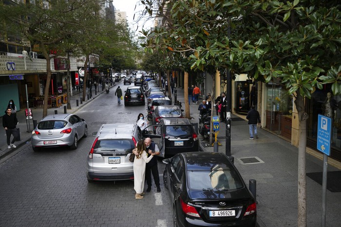 Konflik Panjang di Lebanon Bikin Kawasan Glamour Hamra Street Mati Suri Hamra Street merupakan kawasan glamour. Pusat mode, film, butik internasional hingga destinasi turis bergengsi di tahun 60an hingga 70an. Saat ini mengalami masa kegelapan lantaran konflik panjang di Lebanon.
