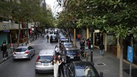 Sepasang kekasih berpelukan di jalanan Hamra, Beirut. Dulunya, kawasan yang glamour ini menjadi pusat fashion, mode, butik, pariwisata hingga pergulatan intelektual di kawasan Timur Tengah.