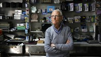 Portrait Michel Eid, 88 tahun, pemilik toko musik di Hamra Street, Beirut. Ia membuka toko ini sejak usia 20an tahun. Dia menjadi saksi bagaimana Lebanon khususnya Hamra Street melewati masa kejayaan hingga saat ini yang mati suri akibat konflik panjang berbasis perseteruan agama, etnis, ras dan antar golongan. 