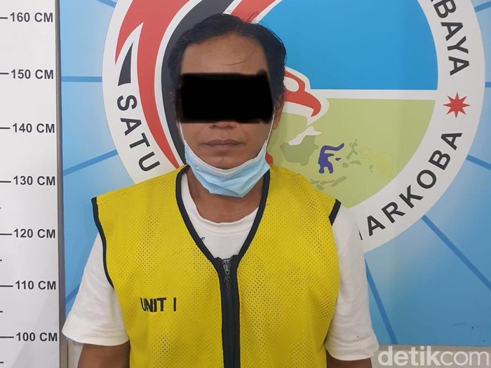PNS salah satu kelurahan di Surabaya ditangkap polisi. Ia ditangkap karena menjadi seorang kurir sabu.
