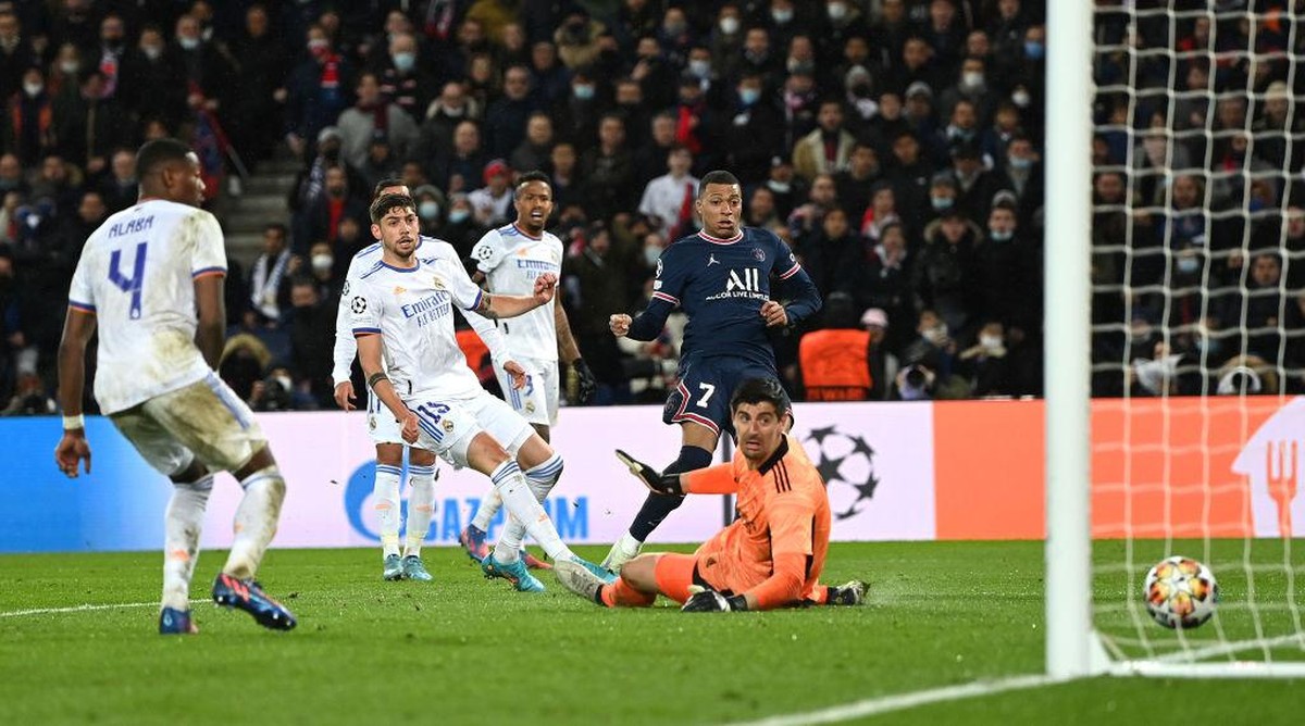 Courtois saat kebobolan oleh sepakan Mbappe. Foto: Getty Images/Shaun Botterill