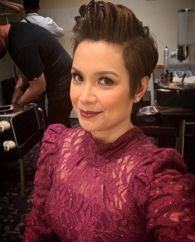 Selain aktif di teater musikal, Lea Salonga juga pernah jadi coach untuk peserta ajang adu bakat menyanyi ‘The Voice of the Philippines’. Foto: Instagram/@msleasalonga