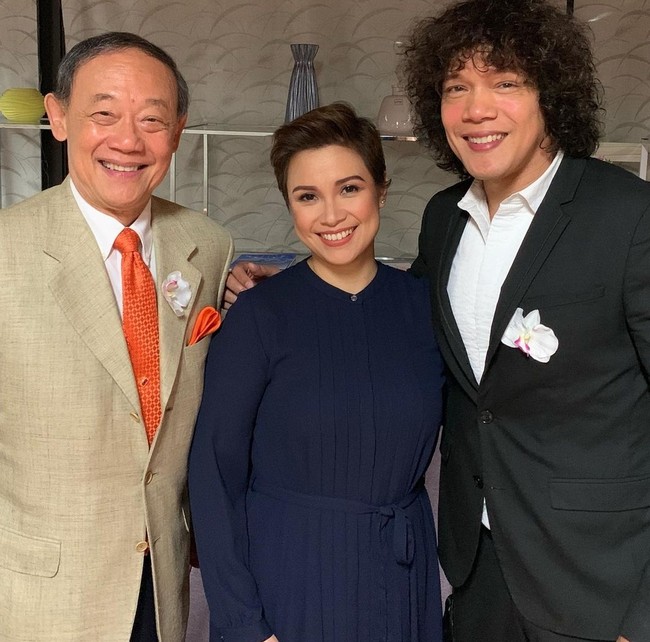 Saat muda Lea Salonga kerap tampil dengan rambut panjang. Kini penampilannya lebih segar dengan rambut pendek yang ditata sleek. Foto: Instagram/@msleasalonga