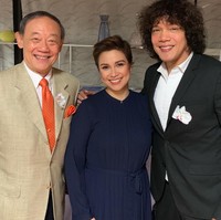 Saat muda Lea Salonga kerap tampil dengan rambut panjang. Kini penampilannya lebih segar dengan rambut pendek yang ditata sleek. Foto: Instagram/@msleasalonga