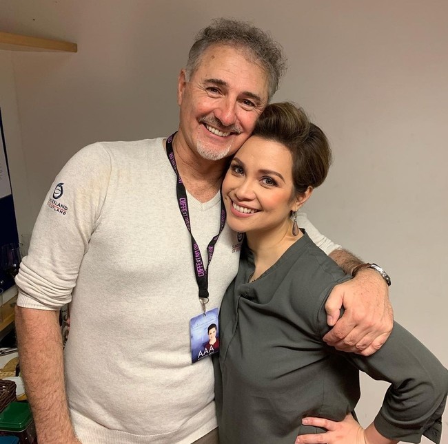 Tatanan rambut pendek dan sleek pun jadi gaya khas andalannya sampai sekarang. Foto: Instagram/@msleasalonga