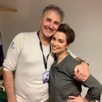 Tatanan rambut pendek dan sleek pun jadi gaya khas andalannya sampai sekarang. Foto: Instagram/@msleasalonga