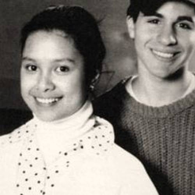 Single berjudul ‘We Could Be In Love’ yang dibawakannya duet bersama Brad Kane meledak di pasaran dan jadi salah satu ‘lagu cinta wajib’ di era 90-an. Foto: Instagram/@msleasalonga