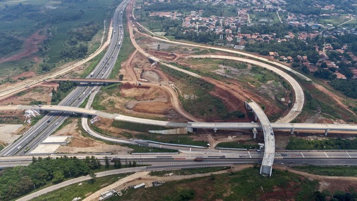 Foto udara proyek pembagunan Jalan Tol Jakarta - Cikampek II Selatan Seksi 3 di Purwakarta, Jawa Barat, Rabu (16/2/2022). PT Jasa Marga melalui PT Jasamarga Japek Selatan (JJS) mencatat progres konstruksi Jalan Tol Jakarta-Cikampek atau Japek II Selatan Seksi 3 (Tamanmekar-Sadang) hingga akhir Januari 2022 telah mencapai 60,82 persen. ANTARA FOTO/M Ibnu Chazar/YU